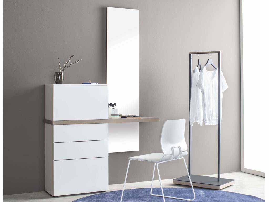 Sudbrock Tando - Schminktisch (Garderobenelement)| Lack blütenweiß, Furnier Eiche sahara | B: 122 cm Ein moderner Schminktisch mit Spiegel, daneben ein weißer Stuhl. Rechts steht ein freistehender Kleiderständer mit weißen Oberteilen, alles in einem hellen, stilvollen Raum.