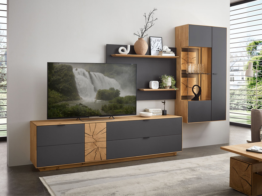 Wöstmann WM 2410 - Wohnwand | Type 0013/0113 | Lack und Wildeiche massiv | Hirnholzakzent Wohnzimmer mit moderner Wohnwand in Holzoptik, Flachbildfernseher mit Naturmotiv und eleganter Dekoration