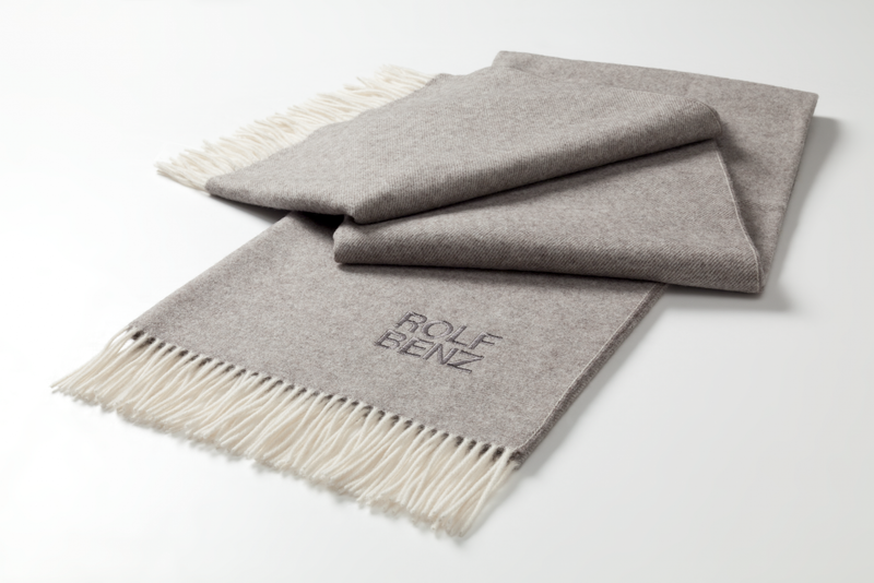 Rolf Benz 952 - Plaid (mausgrau) | superfeine Lammwolle | 130 x 185 cm Tagesdecke in hellgrau