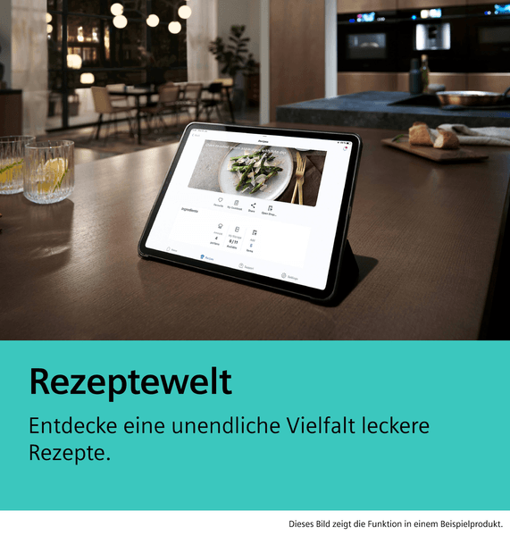 Ein Tablet in einer Küche präsentiert die Siemens Rezeptewelt-App mit einem ansprechenden Gericht und detaillierten Zutatenlisten.