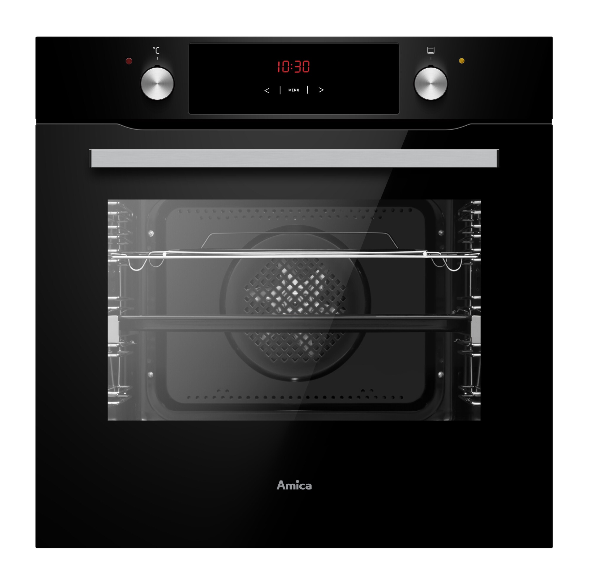 Geschlossene Frontansicht des Backofens mit eingeschalteter Innenbeleuchtung, die den Blick auf den Ventilator (Heißluft) und das Zubehör im Garraum durch das Glasfenster freigibt.