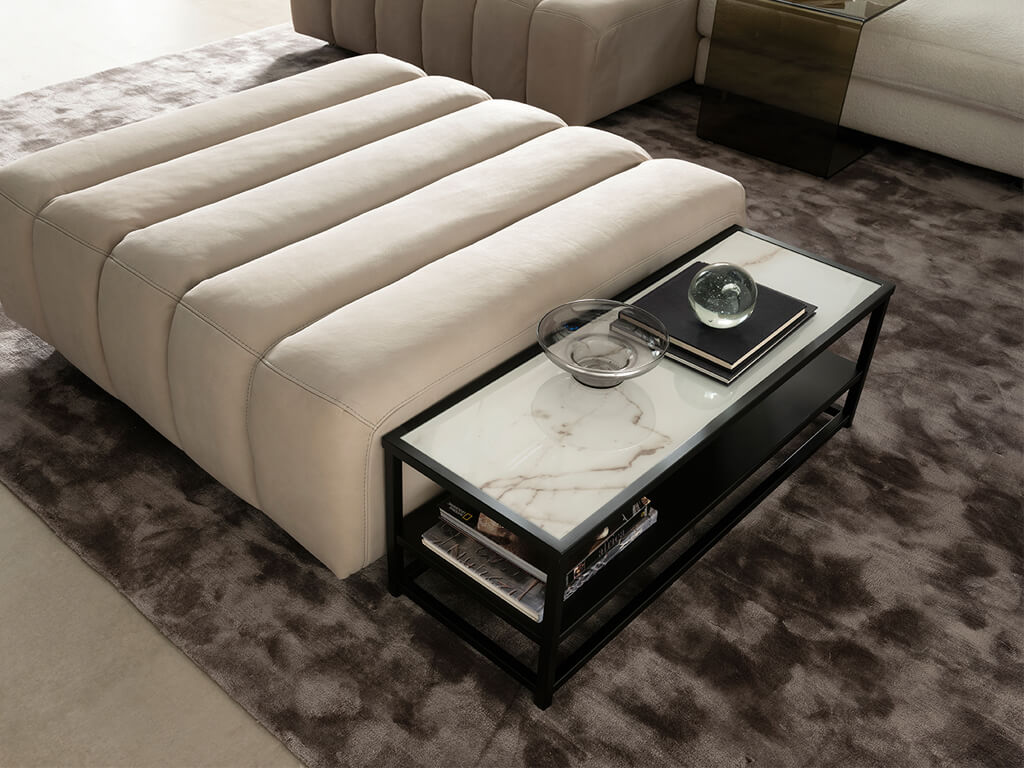 designwerk Tische - Lowboard | 96 x 30 cm Modernes Wohnzimmer mit beigem Sofa und rechteckigem Couchtisch aus Glas und Metall auf einem dunkelgrauen Teppich