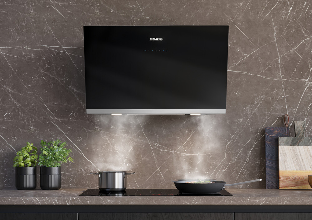 Siemens powerLine Dunstabzug, welche die Kochdünste von dem auf dem Kochfeld stehenden Kochgeschirrs absorbiert.