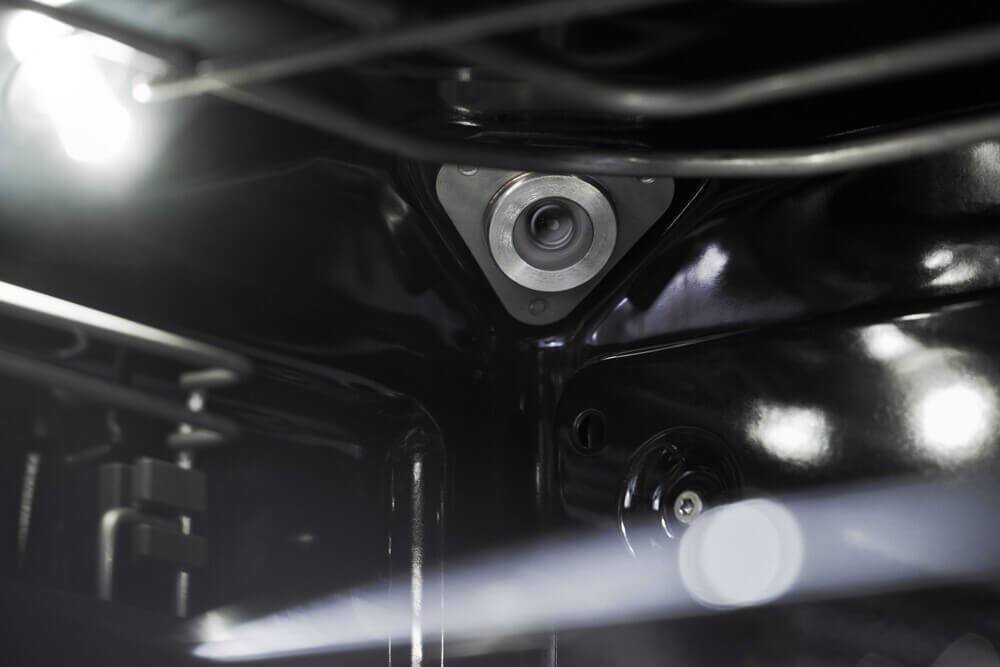 Nahansicht einer Kamera im Innenraum eines modernen Backofens zur Überwachung des Garvorgangs