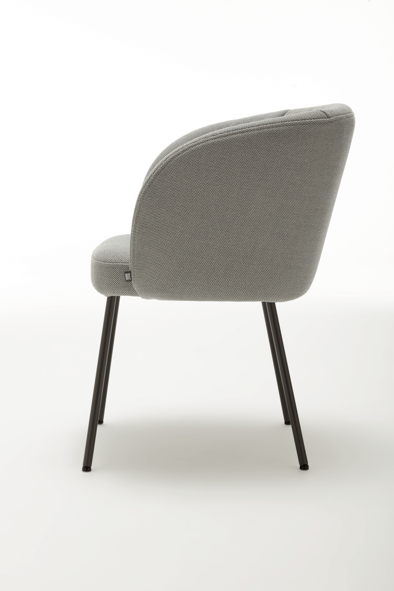 Seitliche Rückansicht eines modernen grauen Stuhls mit schwarzem Metallgestell vor weißem Hintergrund