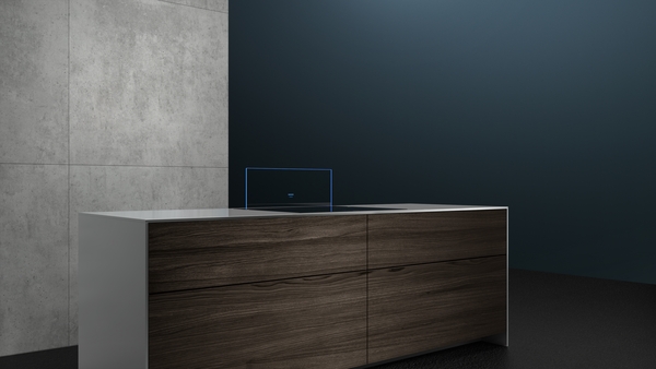 Moderner Küchenschrank mit Holzfurnier vor einer grauen und blauen Wand.