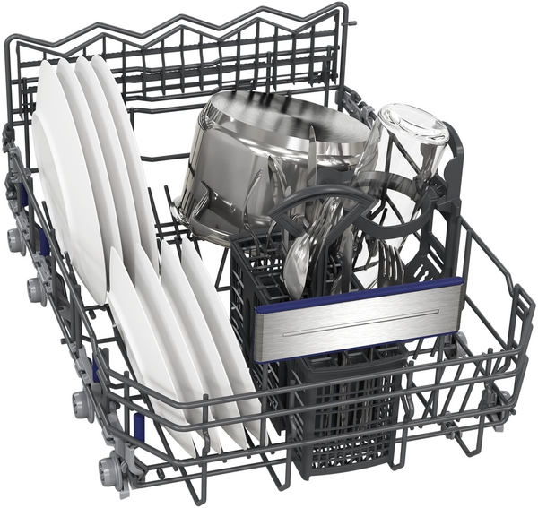 Unterkorb des Geschirrspülers mit Tellern und Töpfen.