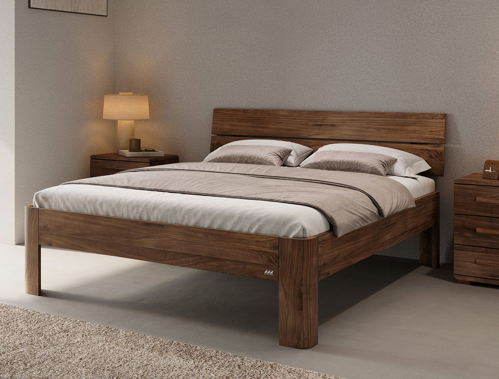 braunes Holzbett mit markanten eckigen Füßen und Kopfteil stilvoll dekoriert in einem modernen Zimmer