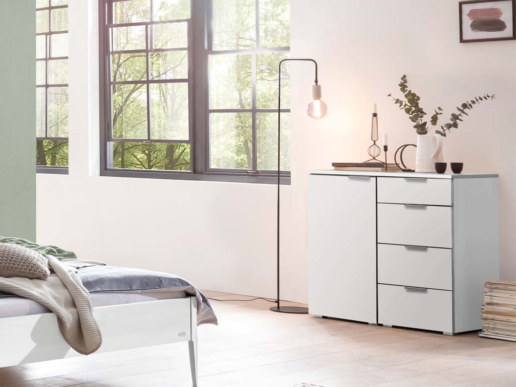 weiße kommode mit vier schubladen und einer Tür stilvoll dekoriert in einem modernen zimmer qunito von hasena