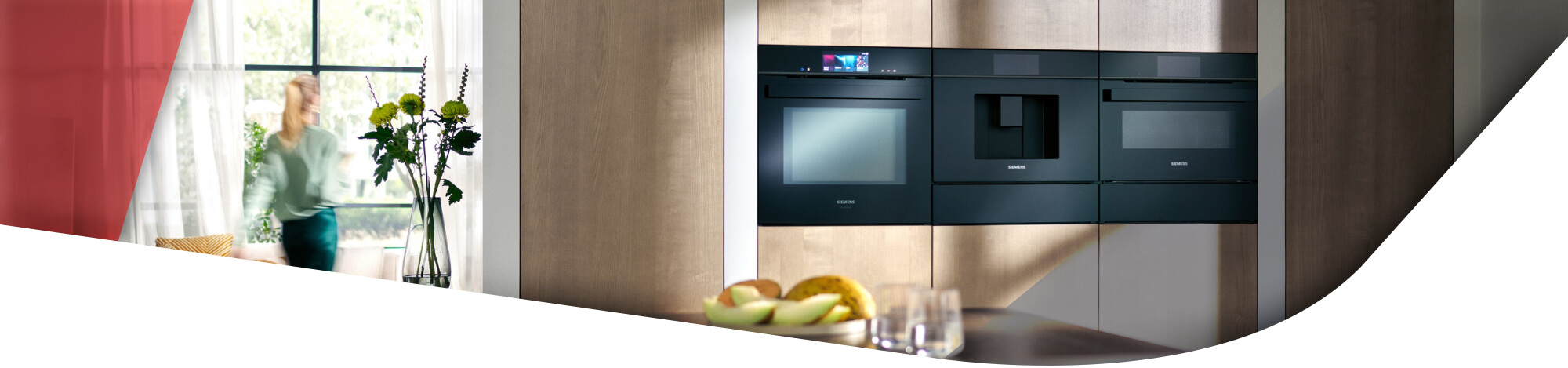 Moderne Küche mit schwarzem Küchen-Einbaugeräten