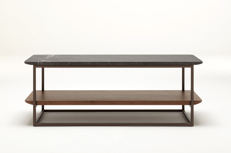 Moderner Couchtisch mit schwarzer Marmorplatte, Metallrahmen und Holzablage