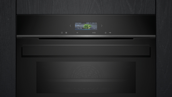 Detailansicht der Bedieneinheit und des Displays des schwarzen Siemens studioLine Kompaktbackofens (CM924G1B1).