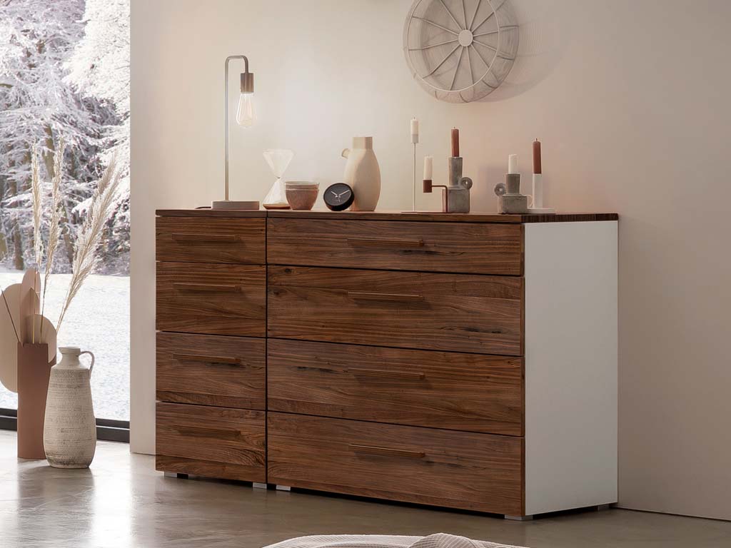 weiße kommode mit acht schubladen front und obere seite braun stilvoll dekoriert in einem modernen zimmer cassino von hasena