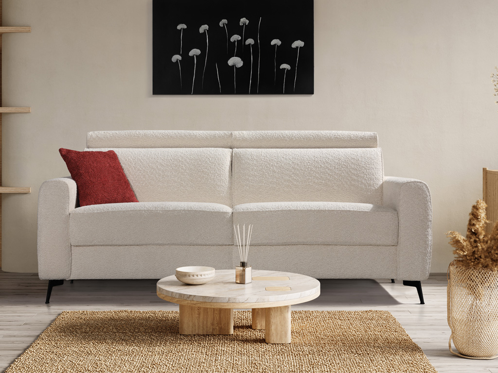 Restyl Enya - Schlafsofa (Faltbett) | beige | verstellbare Kopfstützen | 140 x 200 cm Ein beigees Sofa mit rotem Kissen in modernem Wohnzimmer, minimalistischer Couchtisch und Wandbild im Hintergrund
