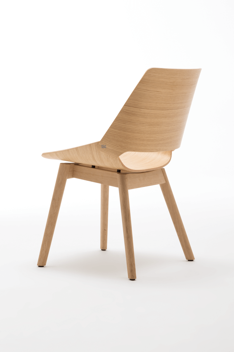 Eleganter Holzstuhl mit geschwungener Sitzfläche und schrägen Beinen