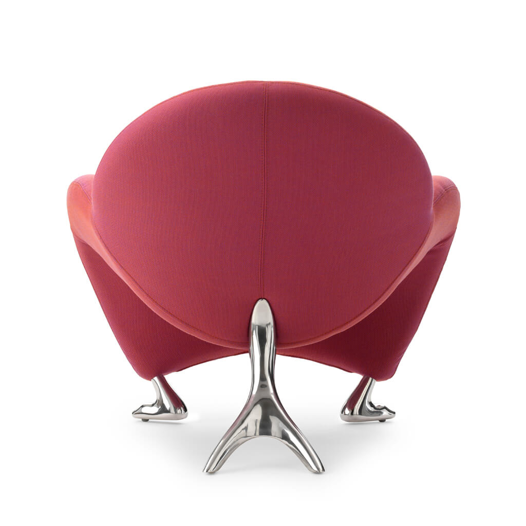 Rückansicht eines modernen roten Sessels mit auffälligen Metallfüßen auf weißem Hintergrund