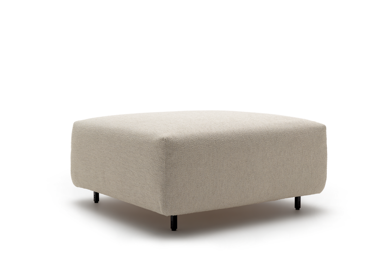 freistil Rolf Benz 122 ECHT - Sitz | 90 x 90 cm Ein moderner hellgrauer Pouf mit quadratischem Design und schwarzem Metallgestell, perfekt als Fußstütze oder zusätzlicher Sitzplatz im Wohnzimmer geeignet.