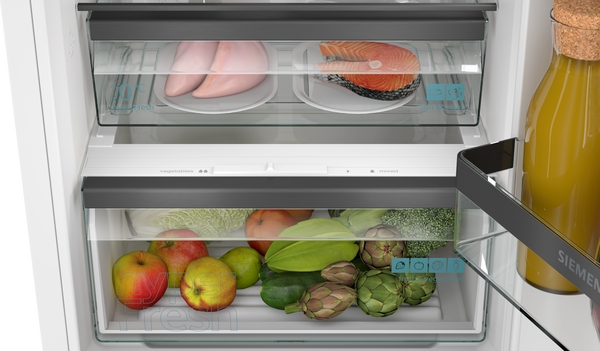Detailansicht der Frischefächer: Oben eine 0°C-Schublade (pureFresh) mit rohem Fleisch und Fisch, darunter eine hyperFresh-Schublade mit Obst und Gemüse.