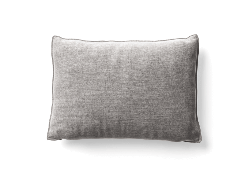 Graues Kissen aus weichem Stoff in rechteckiger Form