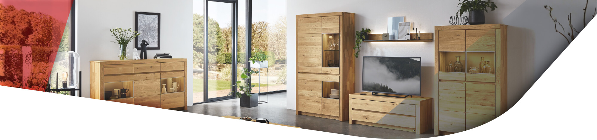 Wohnwand Kombination aus massivholz in einem hellen Wohnzimmer