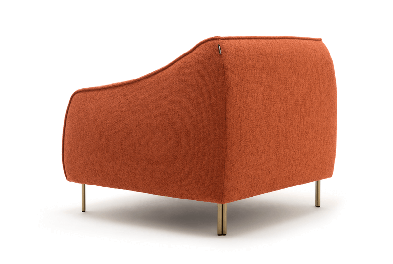 Seitliche Ansicht eines modernen Sessels in Orange mit schlanken Metallbeinen
