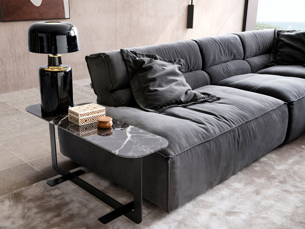 Nahaufnahme eines cremefarbenen Ledersofas, die die weichen, voluminösen Kissen und die feinen Nähte des Leders zeigt.