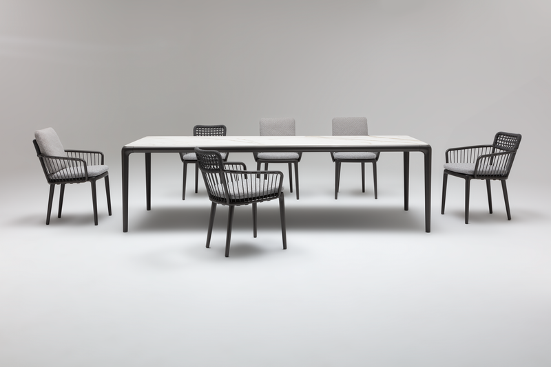 Ein eleganter, rechteckiger Esstisch mit schwarzem Gestell und sechs passenden Stühlen, ideal für moderne Ess- oder Wohnzimmer.