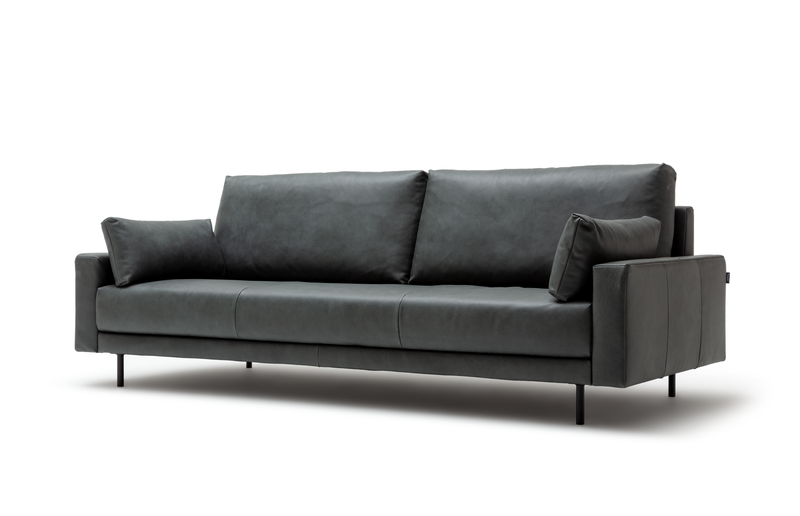freistil Rolf Benz 170 - Sofabank inkl. Seitenteilkissen | Leder fehgrau 9231 | B: 224 cm Elegantes, modern gestyltes anthrazitfarbenes Sofa auf weißen Hintergrund