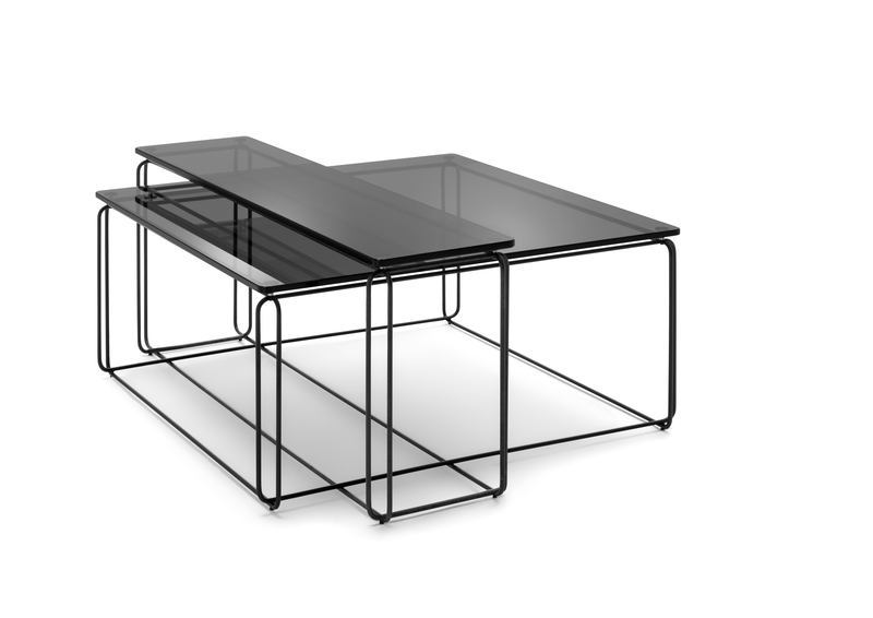 Stilvoller Couchtisch mit Glasplatten und schwarzem Metallrahmen in modernem Design