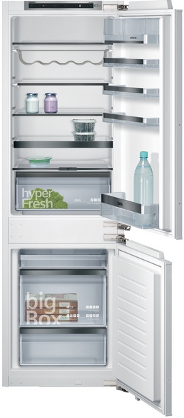 Siemens studioLine - Einbau-Kühl-Gefrier-Kombination iQ500 (177.2x55.8 cm) INKL. 5 JAHRE GARANTIE | KI86SSDE0 Innenansicht eines modernen Einbaukühlschranks mit geöffnetem Gefrierfach, Ablagen und Flaschenhalter