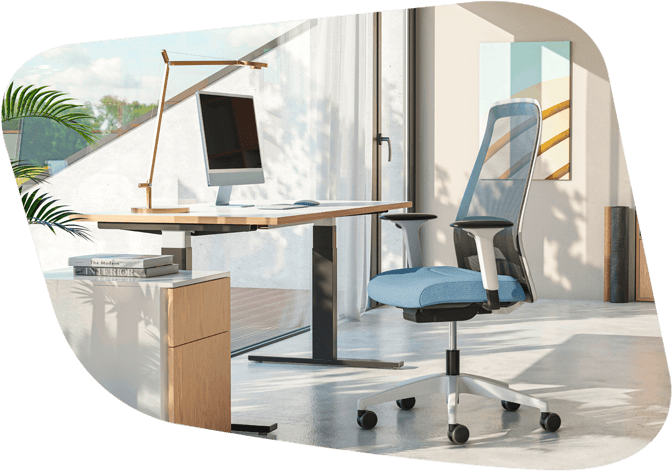 hellblauer Bürodrehstuhl am Schreibtisch