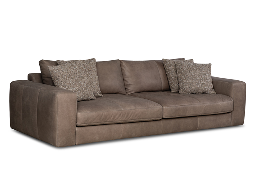 Ein leicht schräg von vorne dargestelltes, braunes Ledersofa mit vier beigen, strukturierten Zierkissen.