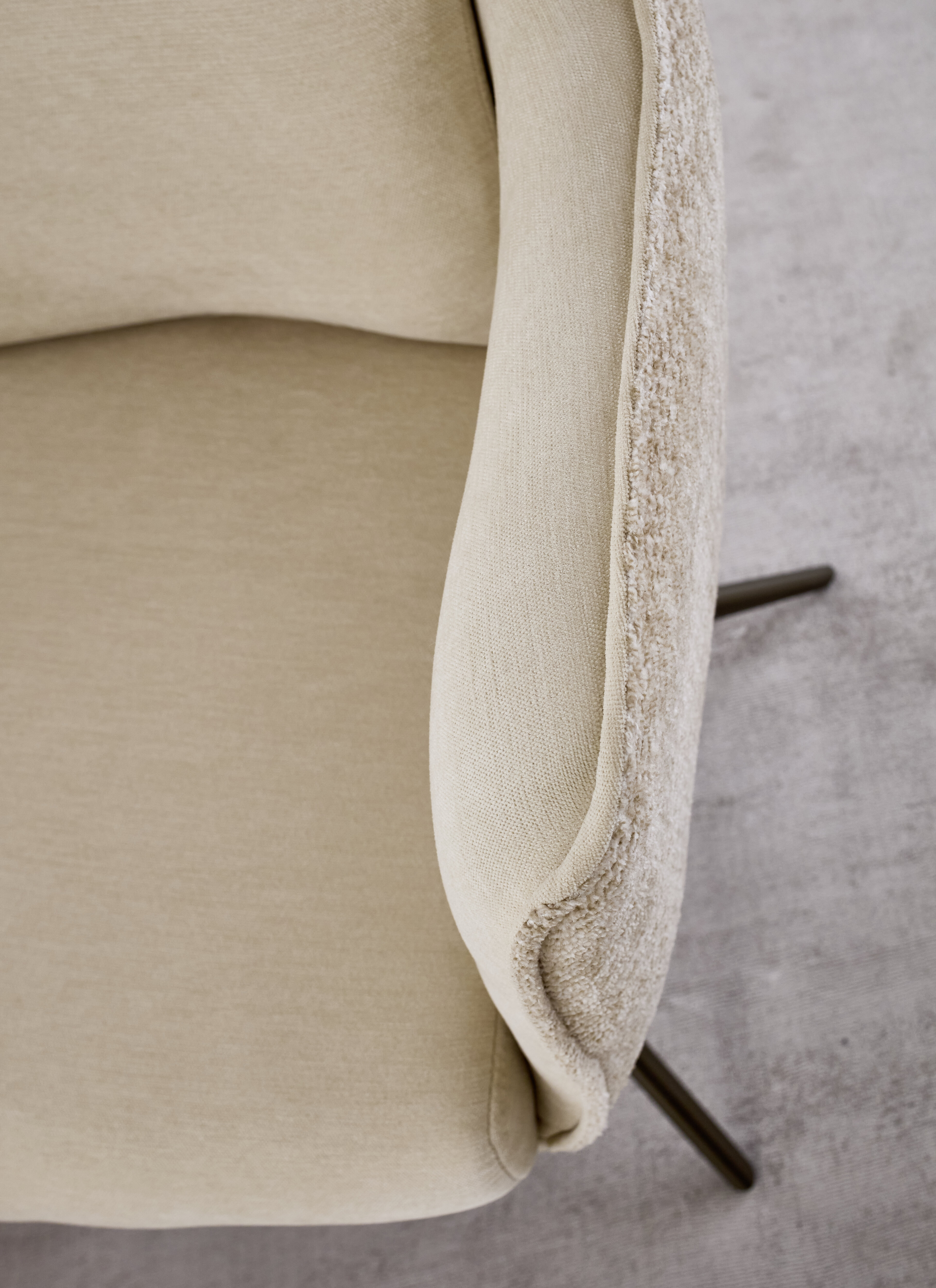 Detailaufnahme eines beigen Polsterstuhls