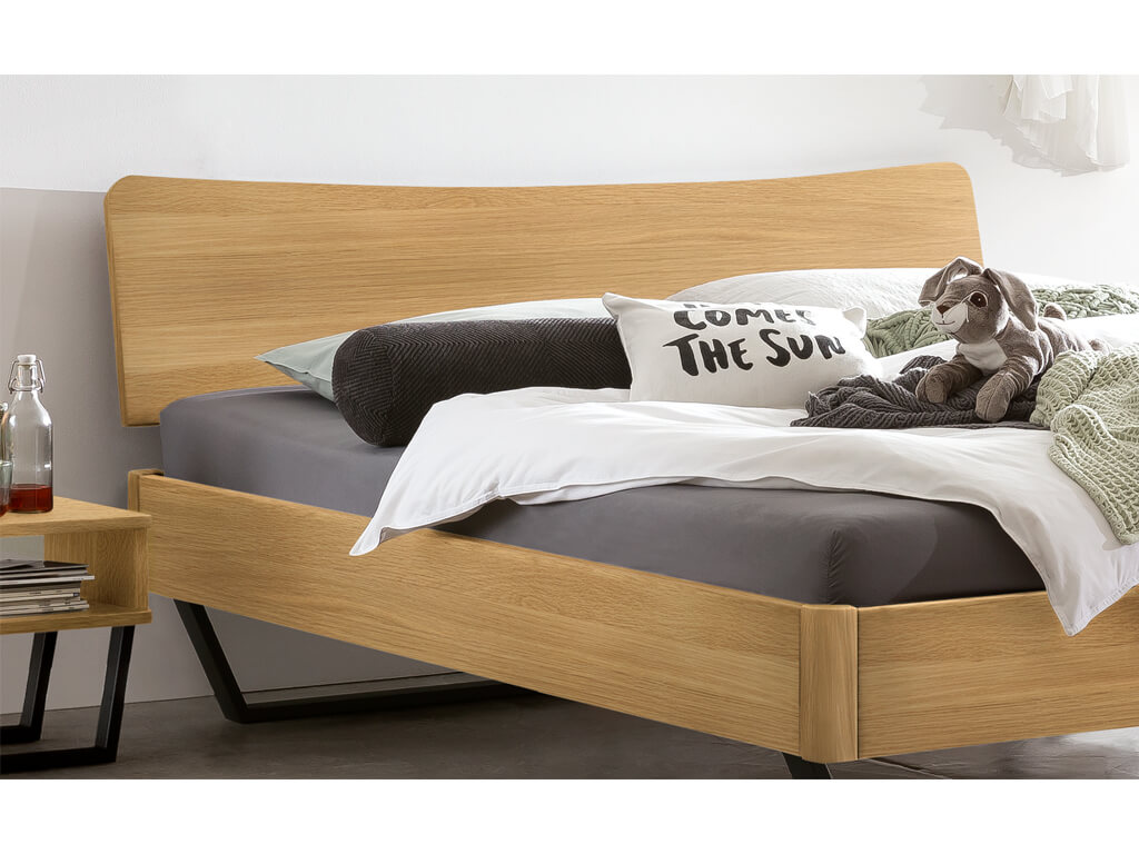Nahaufnahme des Kopfteils und des Bettrahmens vom Hasena Bett Tresali aus heller Eiche.