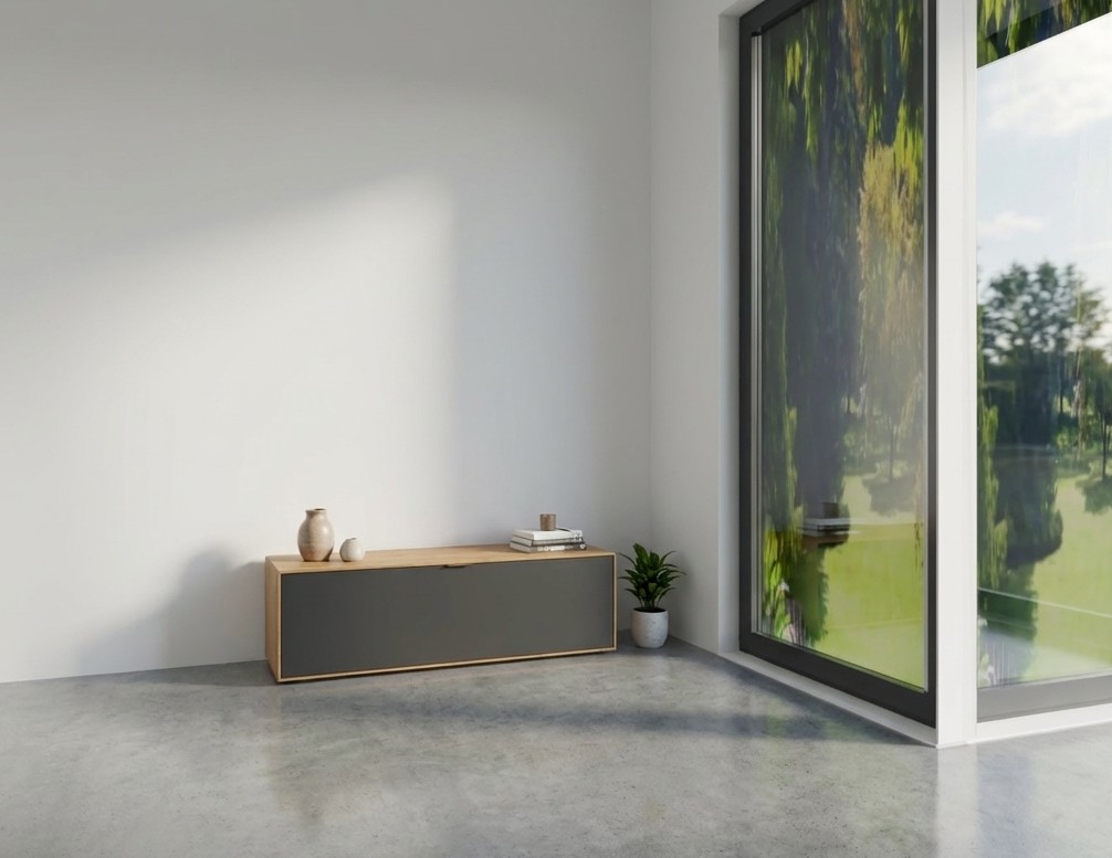 modernes braun graues Lowboard stilvoll dekoriert in einem modernen Zimmer