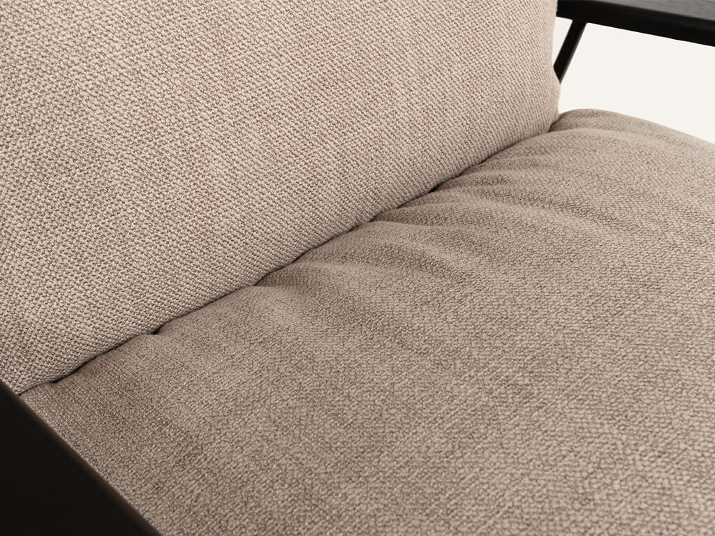 Nahaufnahme eines beigen Sesselkissens mit strukturiertem Bezug in einem modernen Design