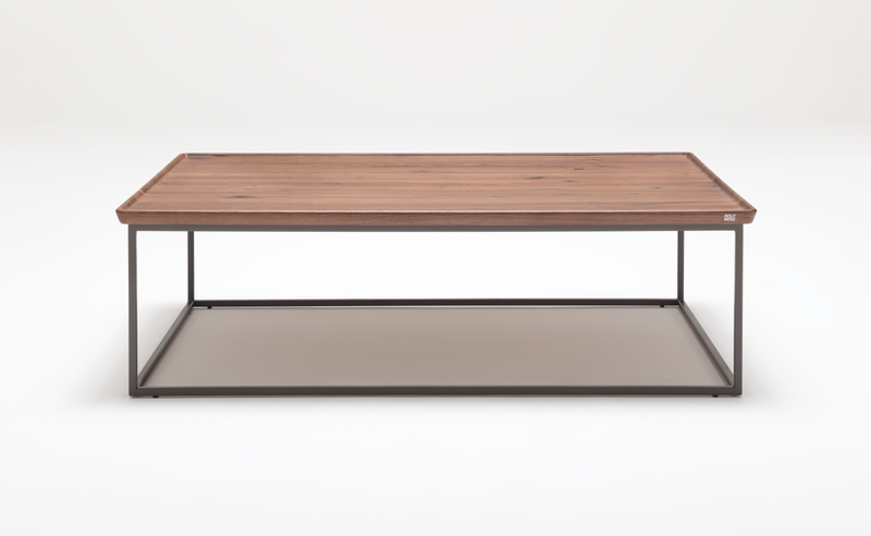 Minimalistischer Couchtisch aus Holz und Metallrahmen auf hellem Hintergrund