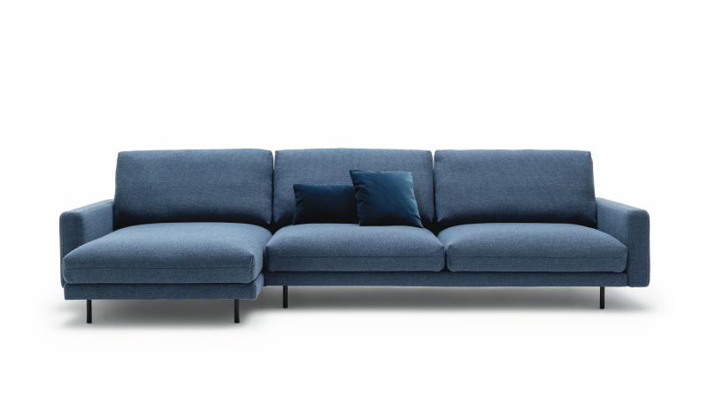 Stilvolles Funktionssofa in blau mit schwarzen Füßen, modernes Design vor einem weißen Hintergrund