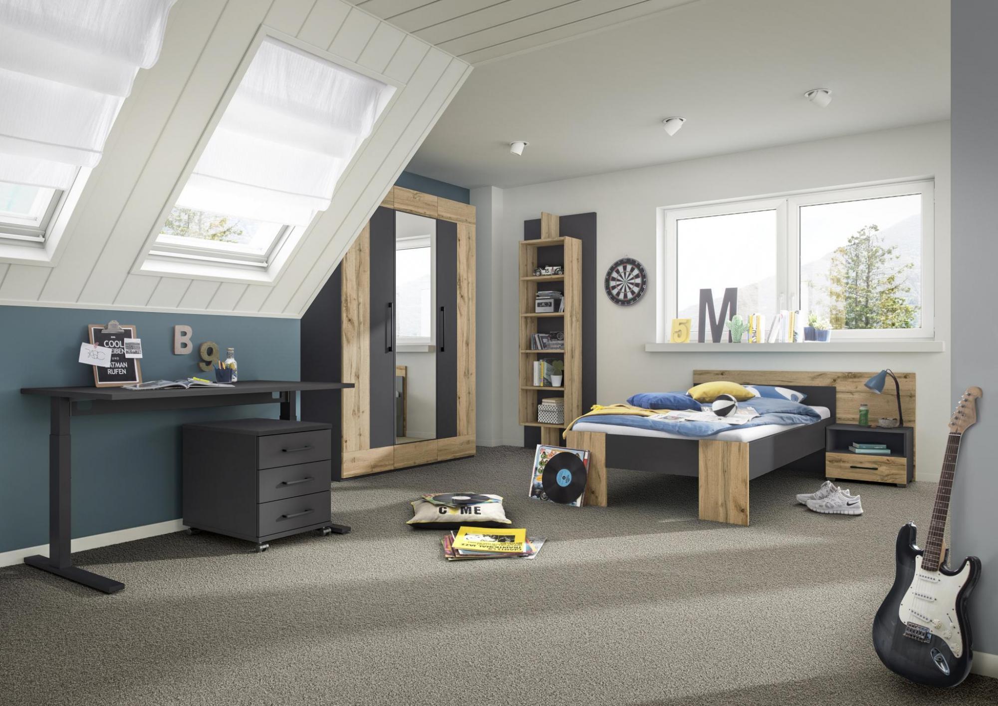 Röhr Bush cadre.plus | Jugendzimmer | Votan Eiche - anthrazit Ein modernes Jugendzimmer mit Schreibtisch, Bett, Schrank und Regalen aus Holz, dekoriert mit einer Gitarre und Vinyl-Schallplatten.