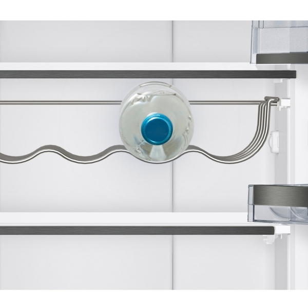 Ein Kühlschrank mit einem speziellen Flaschenhalter, der eine Wasserflasche horizontal hält