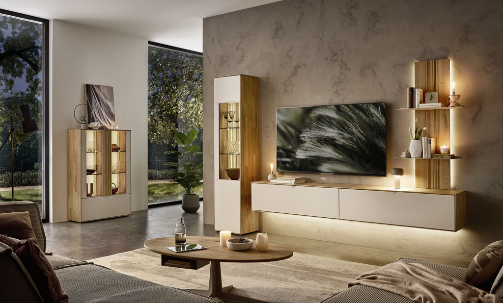 moderne braun-weiße Wohnwand mit Standvitrine, Hängelowboard und Hängepaneel stilvoll dekoriert mit Beleuchtung in weinem modernen Wohnzimmer