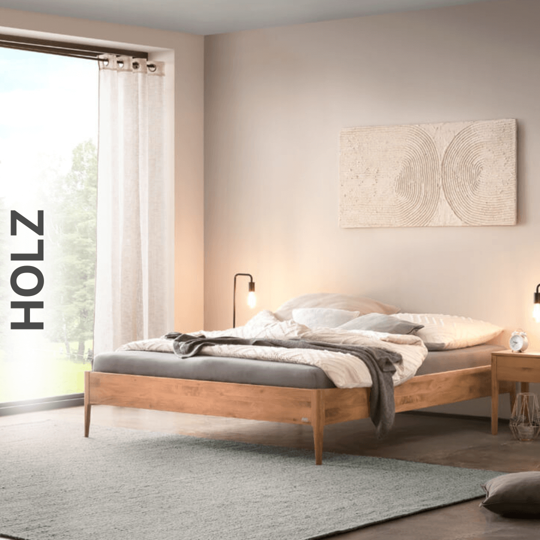 Holzbett ohne Kopfteil und Nachttisch auch aus Holz