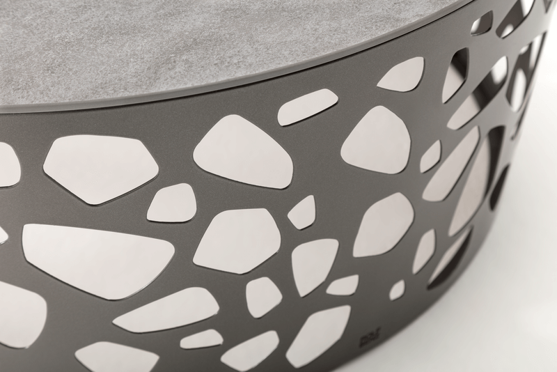 Detailaufnahme eines modernen Couchtischs mit grauem Metallrahmen und geometrischem Lochmuster