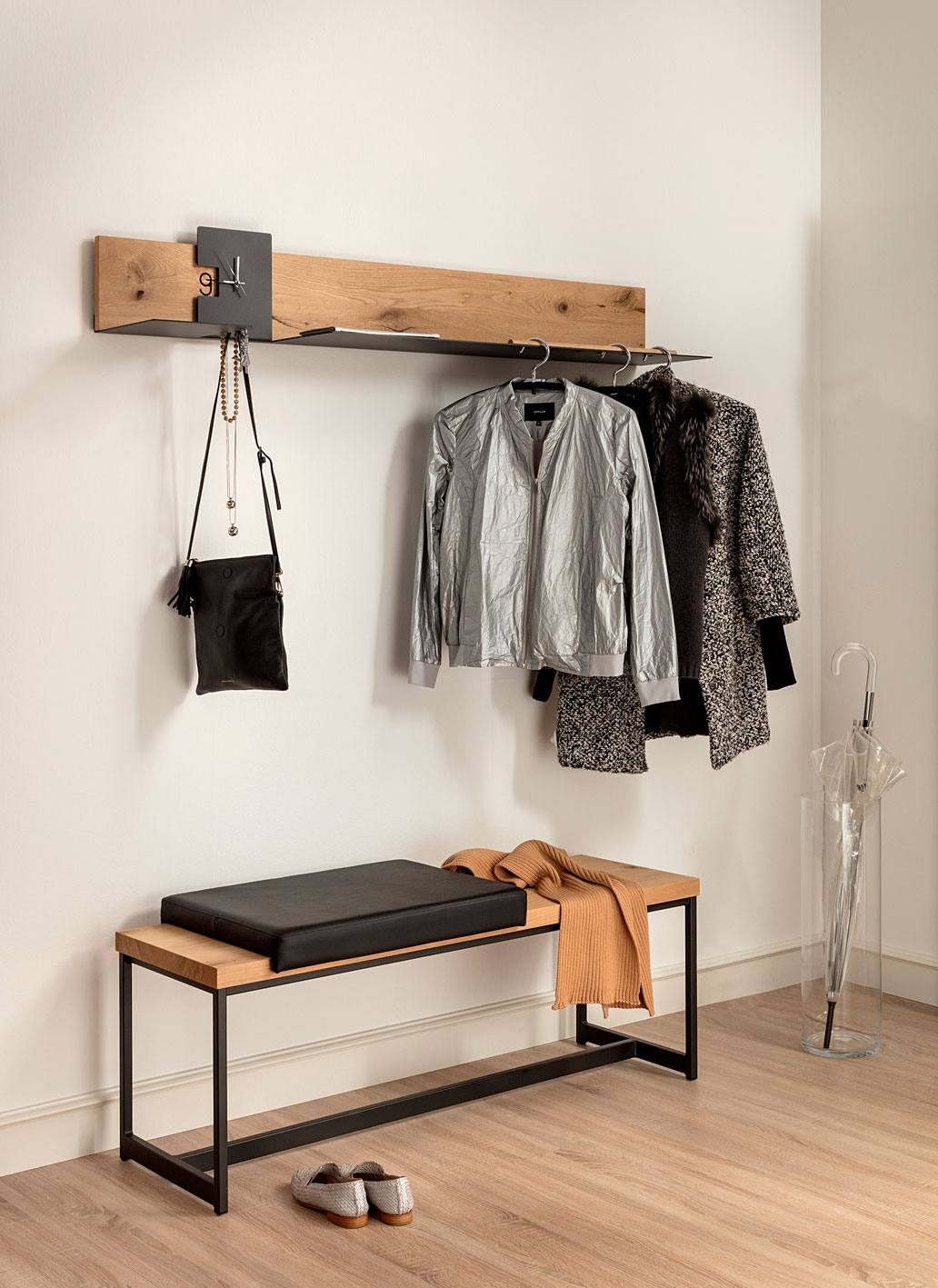 Holzgarderobe mit Hängeelement und Bank