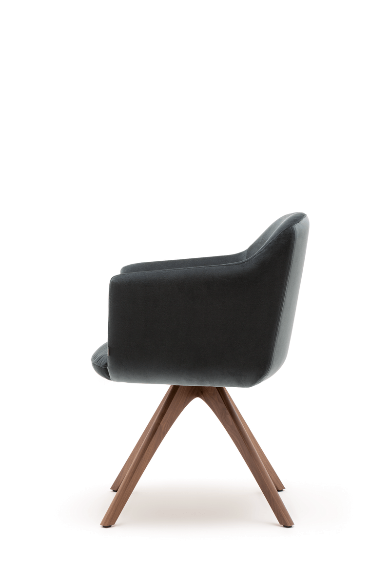 Seitenansicht eines modernen, bequemen Polsterstuhls mit Holzbeinen in elegantem Design