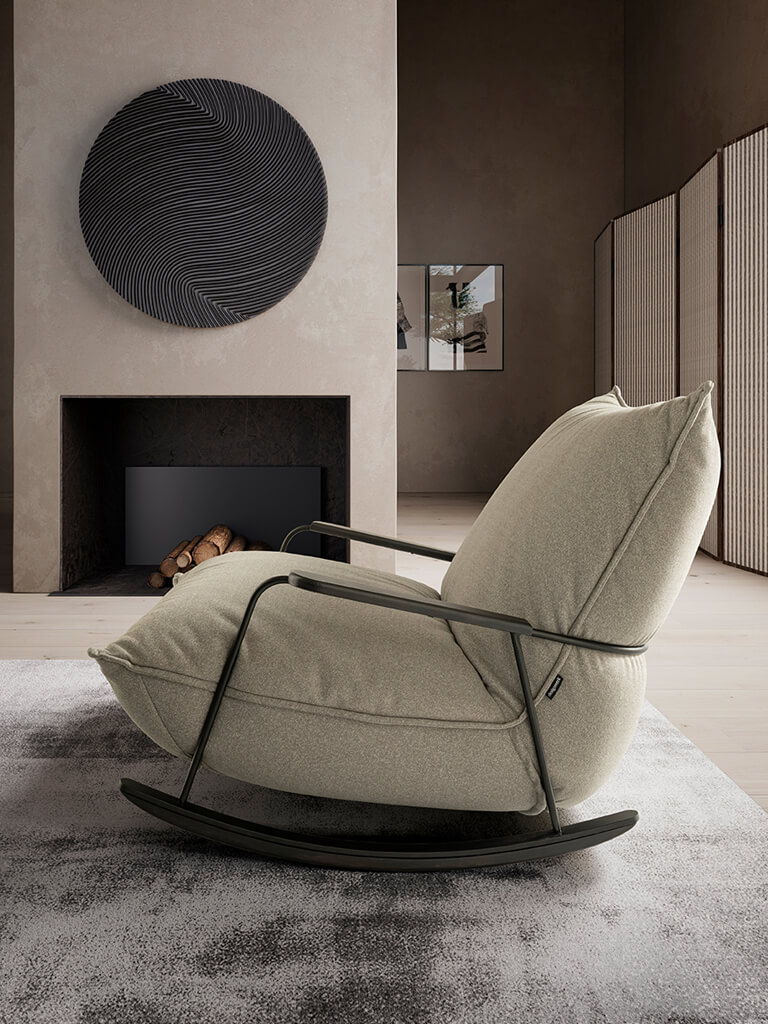 Ein bequemer, zeitgenössischer Schaukelstuhl in einem stilvollen Wohnzimmer mit Kamin und moderner Wanddekoration.