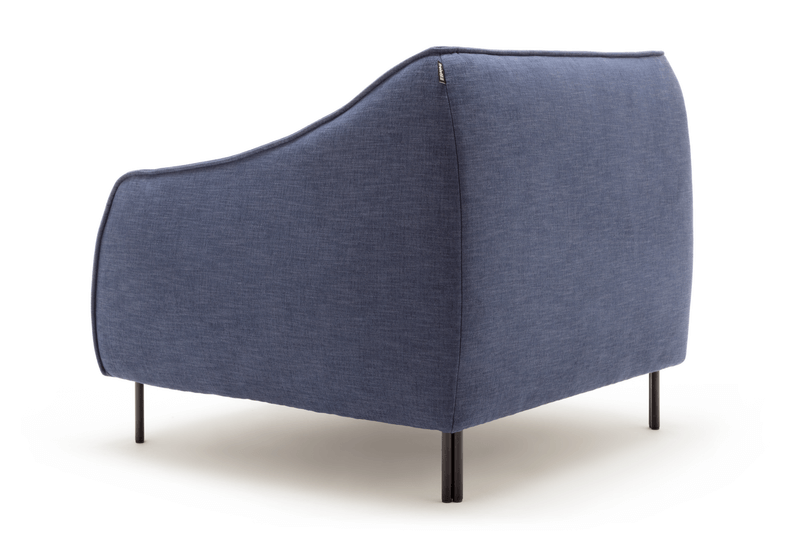 Rückansicht eines modernen blauen Stoffsofas mit schwarzen Metallbeinen