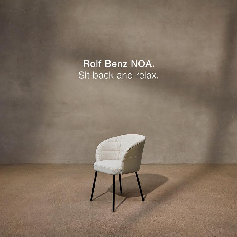 Ein eleganter Rolf Benz NOA Stuhl mit geschwungenem Design und beigem Polster auf einem beigen Hintergrund