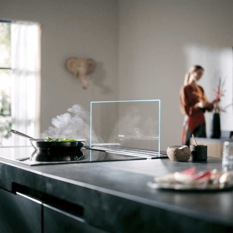 glassdraftair von Siemens mit Pfanne auf dem Kochfeld