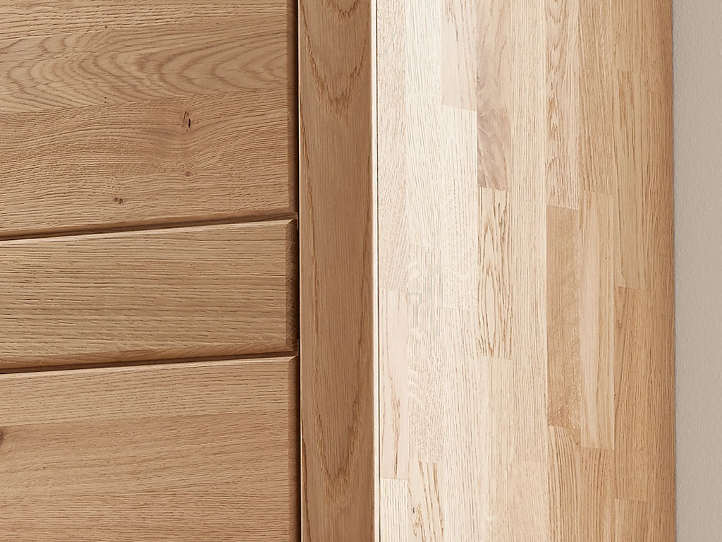 Detailaufnahme eines braunen Holzschrankes